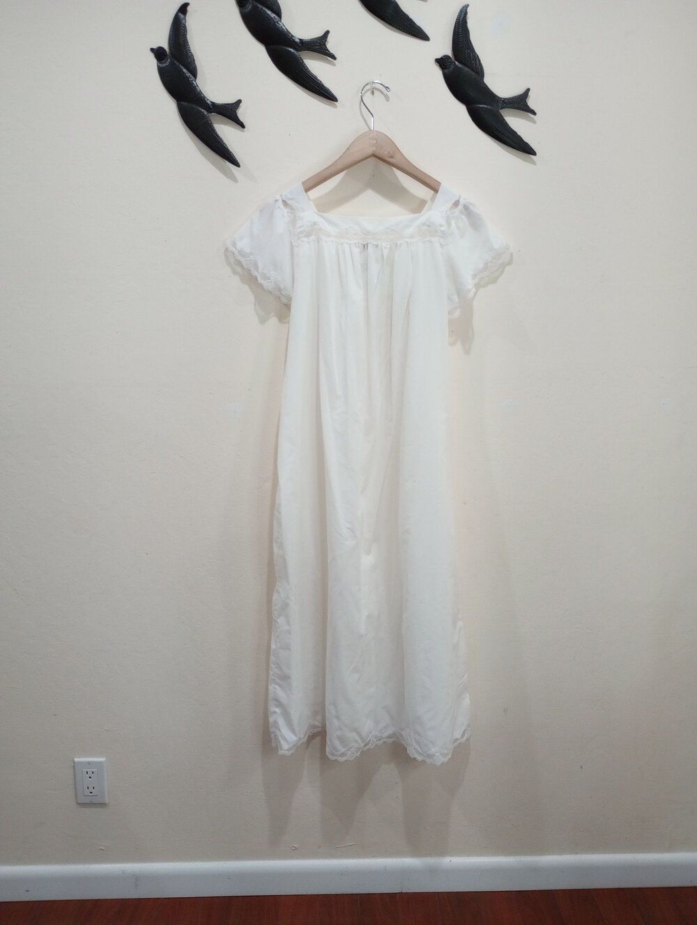 Vintage Barbizon White Embroidered Floral and Lace Nightgown - M - Picture 6 of 8